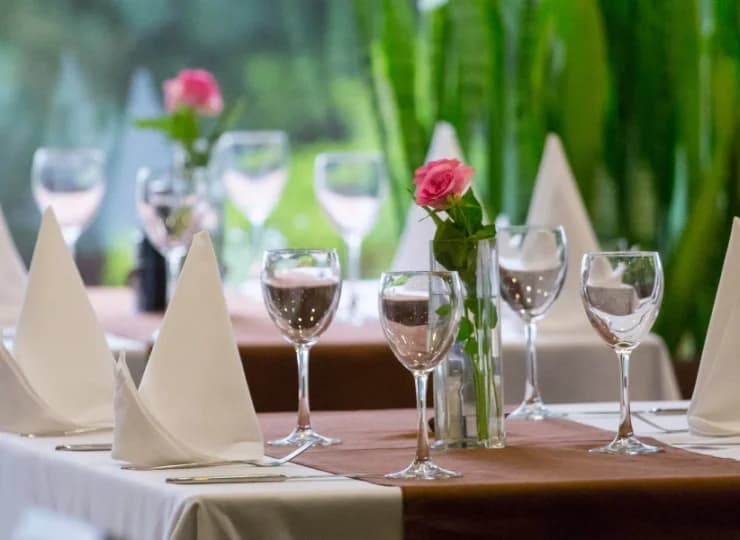 Przestronna restauracja serwuje różnorodne dania z bogatymi dodatkami