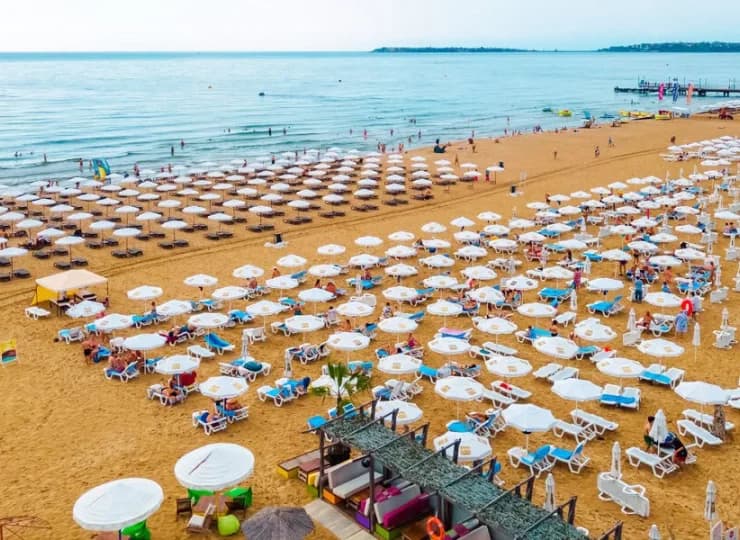 Miejsca dla gości wskazują parasole z logo MPM Hotels