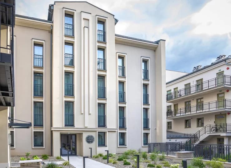 Pokoje i apartamenty mieszczą się w odrestaurowanej zabytkowej kamienicy