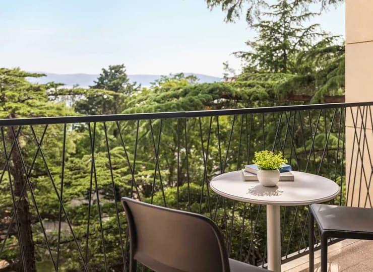 Budynek hotelowy otacza śródziemnomorska roślinność