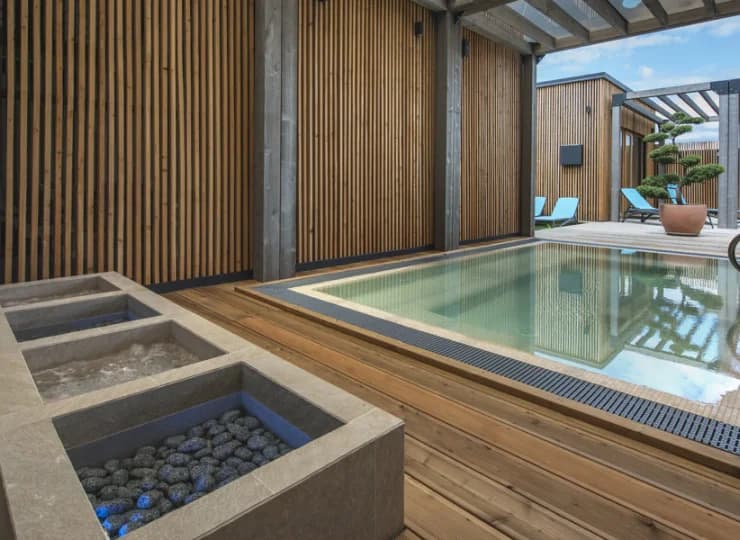 Jedną z atrakcji jest stylowe zewnętrzne jacuzzi