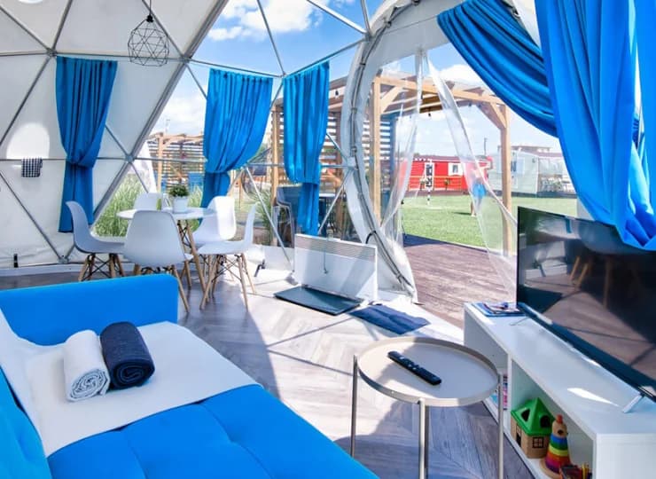 W salonie mieści się rozkładana sofa i aneks kuchenny