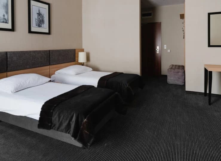 W każdym pokoju klimatyzacja, TV, wifi, sejf, miejsce do pracy