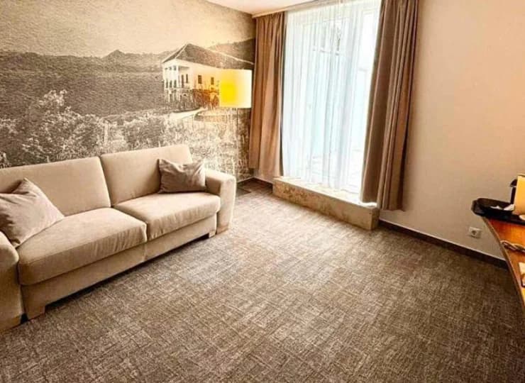 Na kanapie w apartamencie mogą spać 2 osoby (kanapa pełni rolę dostawek)