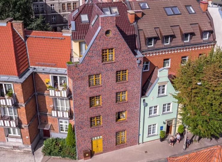 Hotel mieści się w odrestaurowanej kamienicy w centrum miasta