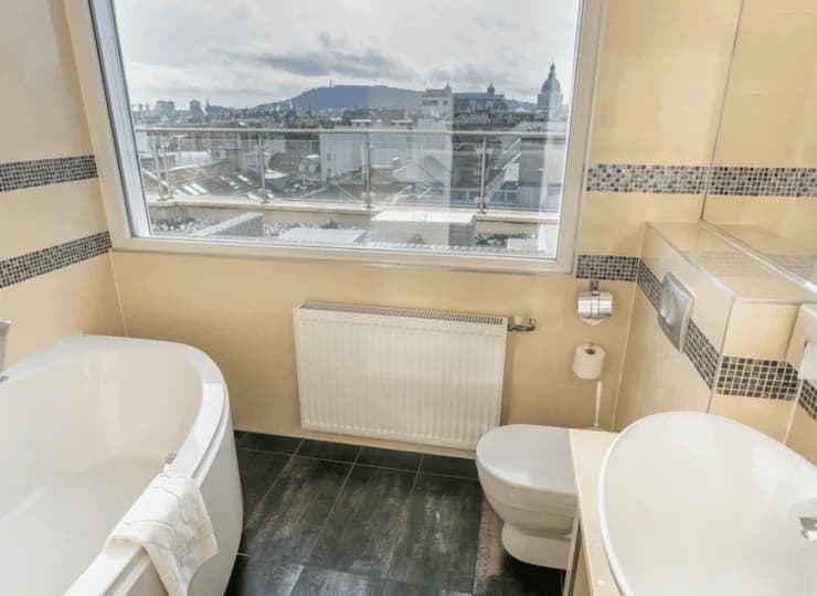 Widoki Budapesztu można w tym apartamencie podziwiać nawet z łazienki