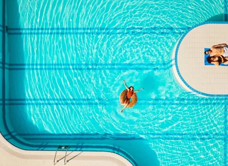 Bluesun Hotel Alga jest położony przy najdłuższej plaży Riwiery Makarskiej