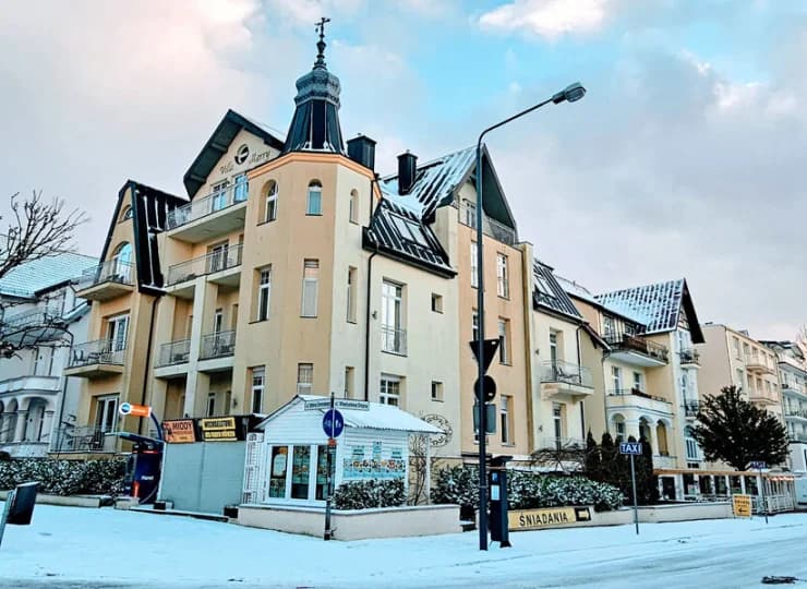 Villa Merry to hotel położony bezpośrednio przy nadmorskiej promenadzie