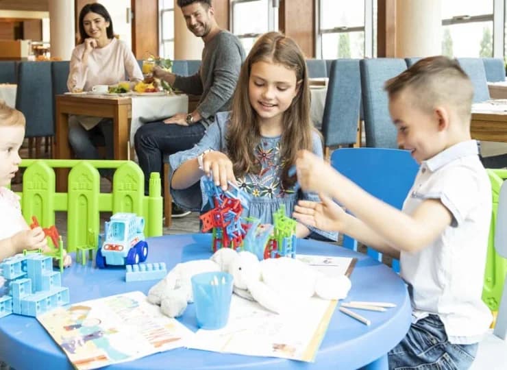 Kąciki dla dzieci znajdują się w restauracji oraz kawiarni