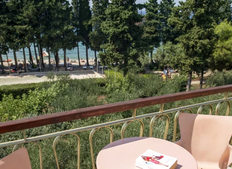 Balkon z widokiem na śródziemnomorską roślinność i morze