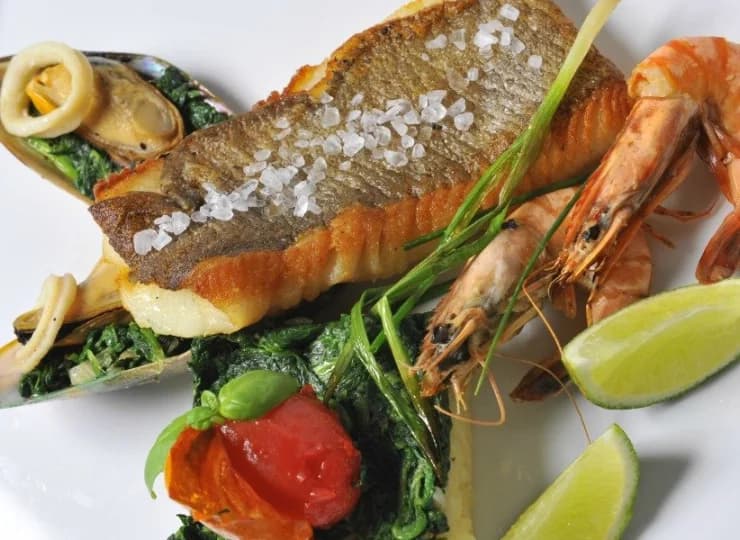 W menu królują pięknie podane świeże ryby i owoce morza