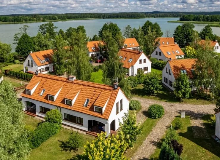 Domki są położone bezpośrednio nad Jeziorem Kalwa