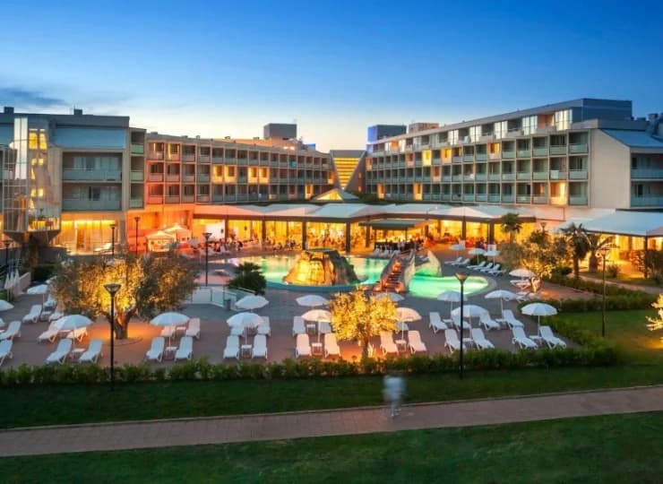Aminess Maestral Hotel**** jest położony w miejscowości Novigrad