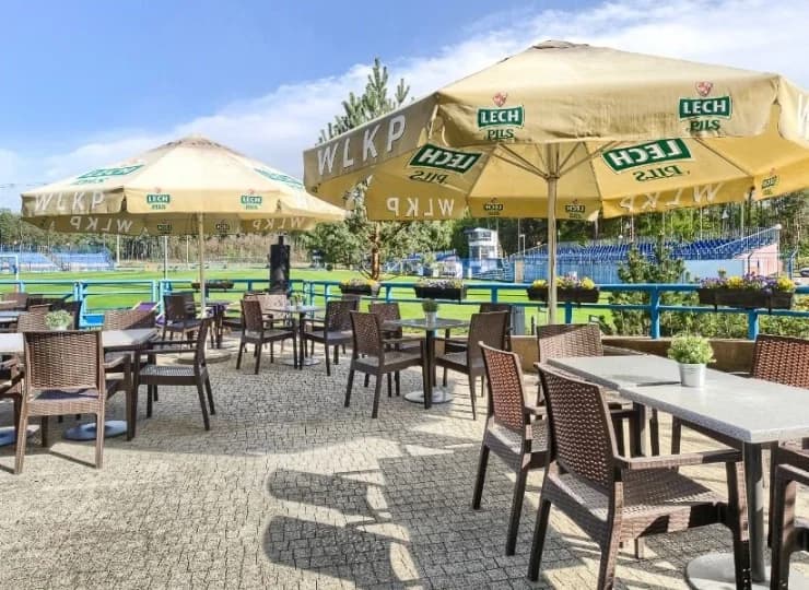 Przy sprzyjającej aurze warto skorzystać z ogródka przy restauracji