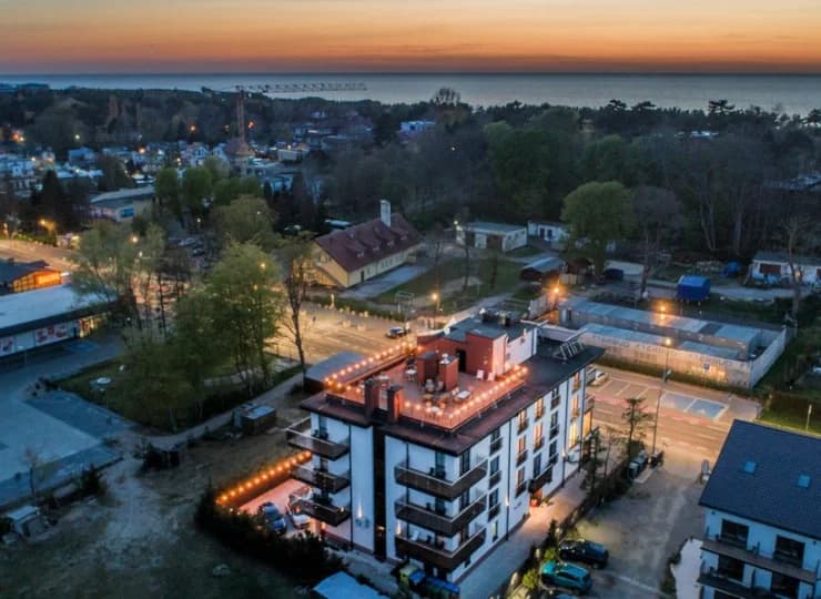 Na dachu hotelu urządzono słoneczny taras ze wspaniałym widokiem