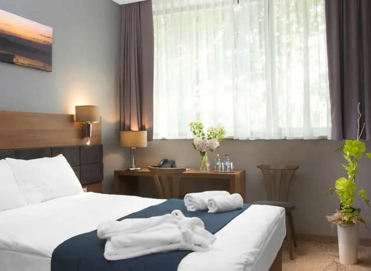 Pokoje są jasne i komfortowo urządzone
