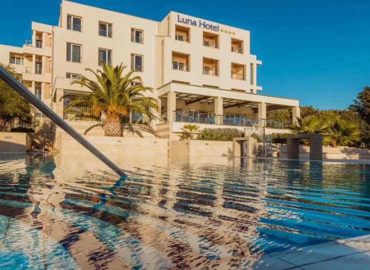 Hotel dysponuje basenem zewnętrznym