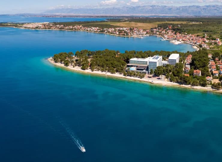 Hotel Pinija leży na brzegu Dalmacji, nieopodal Zadaru