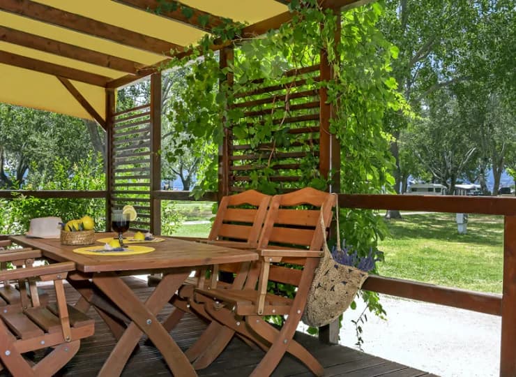 Każdy domek ma umeblowany taras
