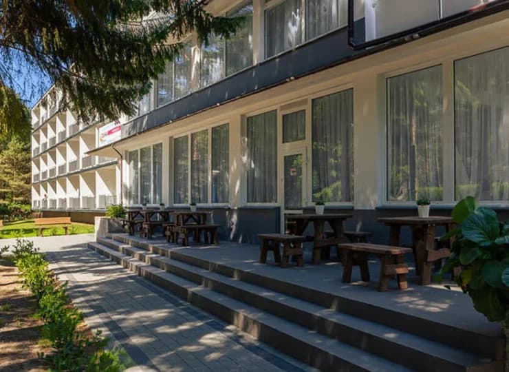 Obiekt jest otoczony zielenią