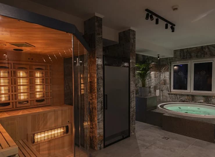 W strefie SPA na parterze hotelu mieści się jacuzzi i sauna na podczerwień