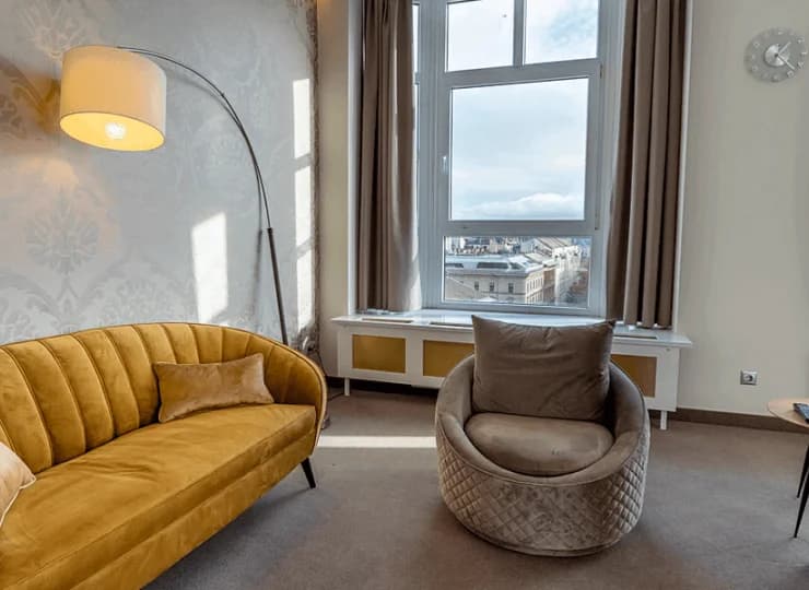 Panorama suite terrace ma przestronne wnętrze z kącikiem wypoczynkowym