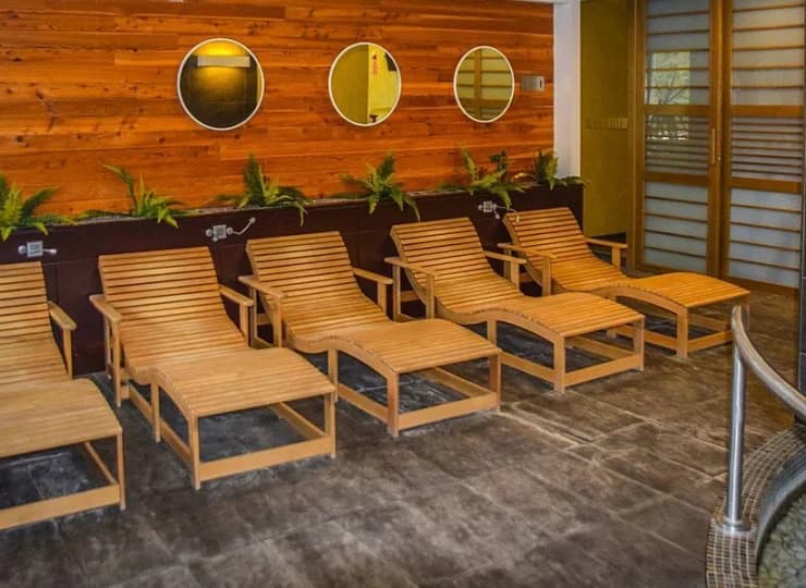 Wypoczywalnia zaprasza do relaksu po seansach w saunie i kąpieli w jacuzzi