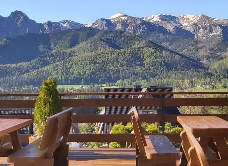 Rozpościerają się stąd piękne widoki na Tatry z dominującym Giewontem