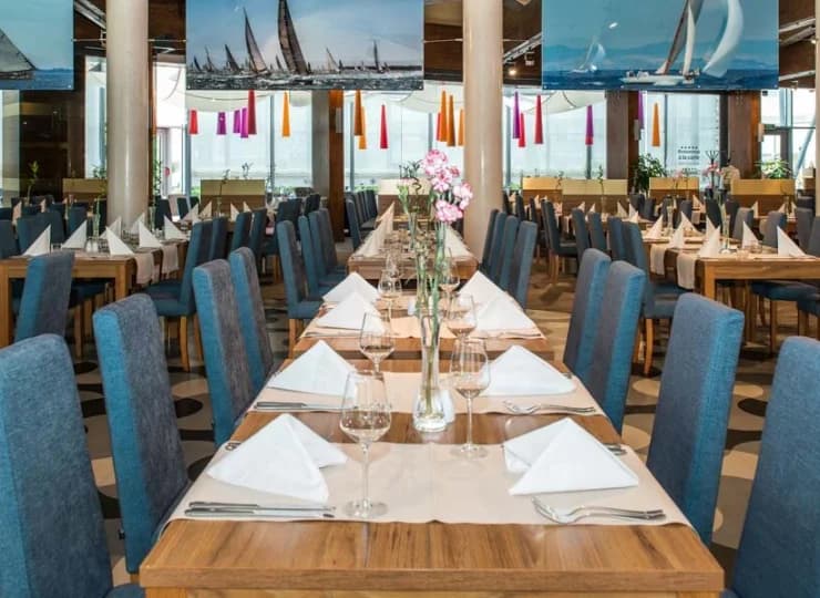 Wnętrza restauracji są przestronne i posiadają morskie motywy