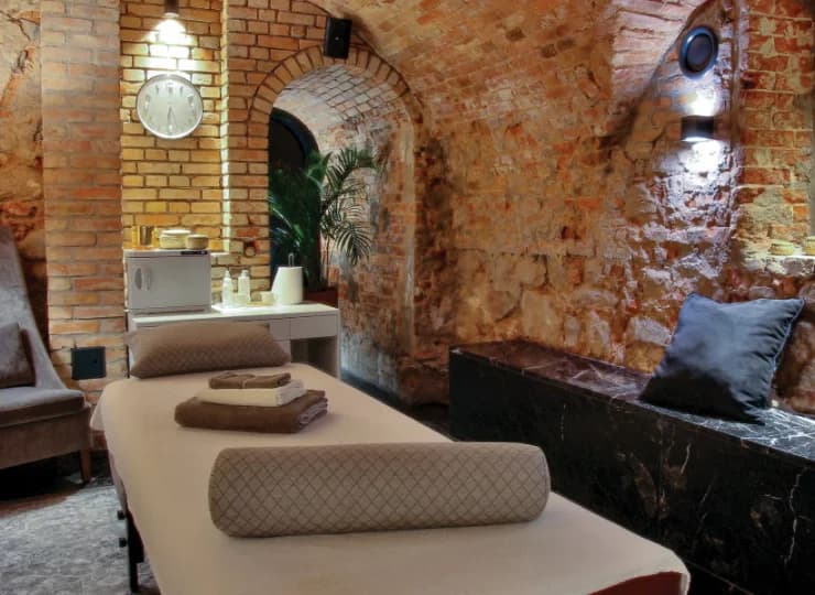 Przestrzeń odnowy biologicznej pozwala obcować z historycznymi murami pałacu