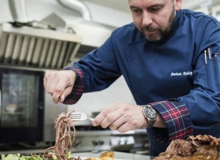 Nad jakością dań czuwa szef kuchni Dariusz Kulczycki