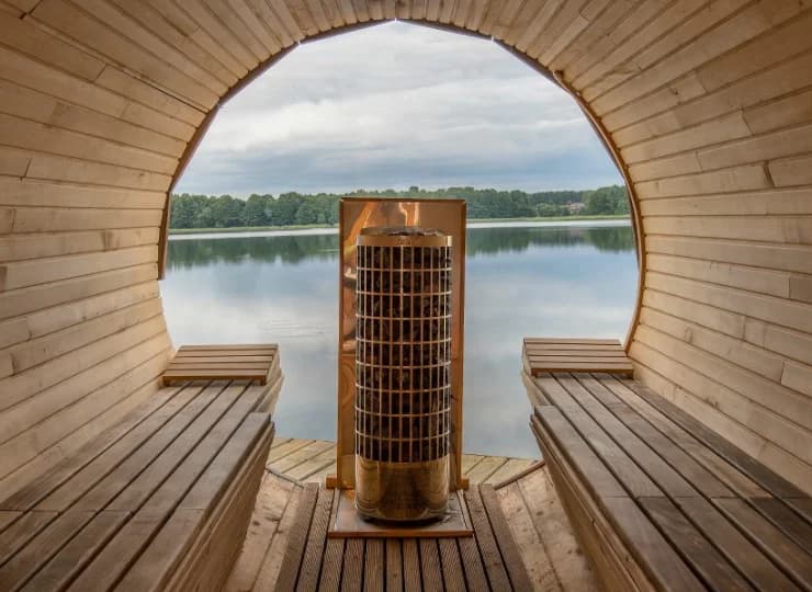 Unikalną atrakcją hotelu jest sauna fińska nad samym brzegiem jeziora