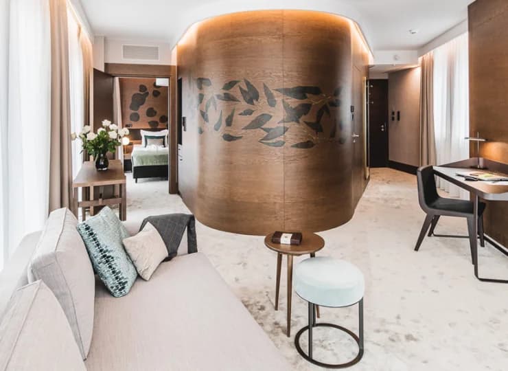 Apartament składa się z sypialni oraz 25 m2 powierzchni części dziennej