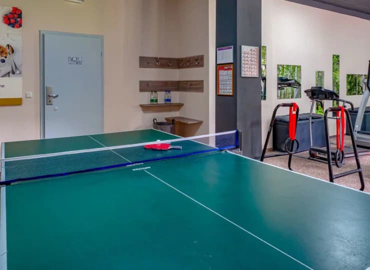 Obok siłowni wstawiono stół do ping ponga