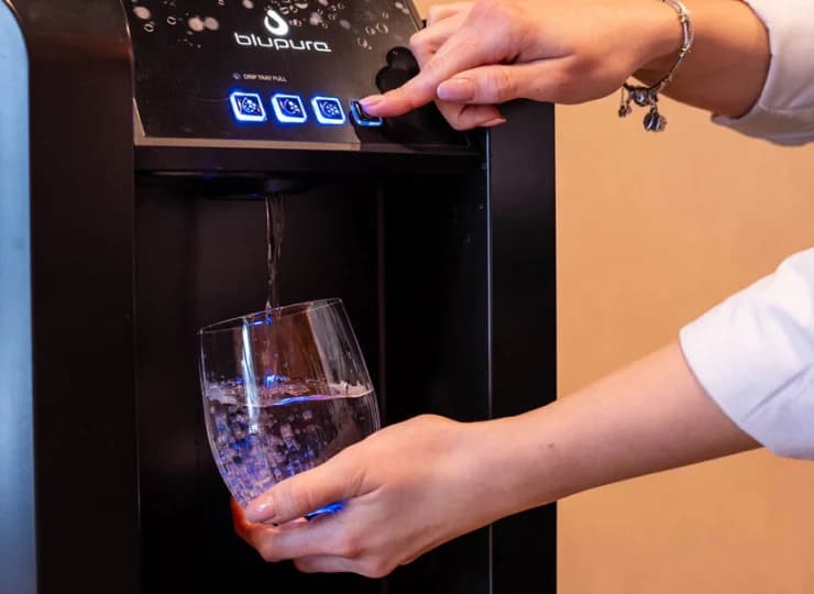 W hotelu można korzystać z dystrybutora wody