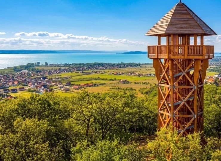 Wieża widokowa Somlyó kilátó znajduje się tylko 1,8 km od hotelu