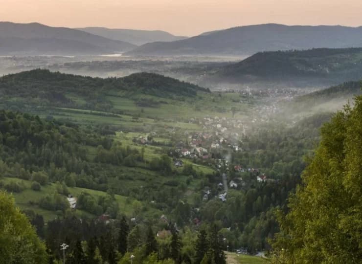 Ze szczytu góry Jastrzębica roztacza się wspaniały widok na Przyłęków