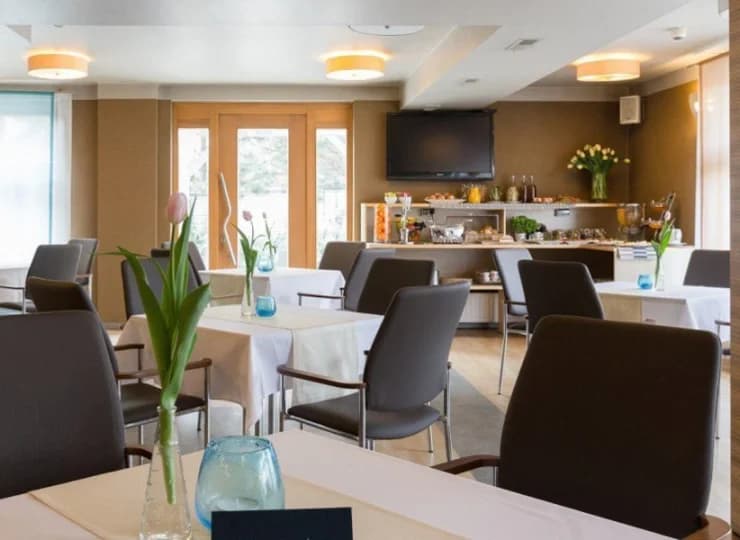 Hotelowa restauracja ma jasne eleganckie wnętrze