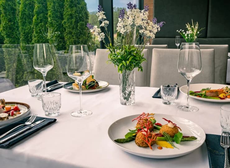 W tutejszej restauracji są przygotowywane doskonałe dania ze świeżych składników