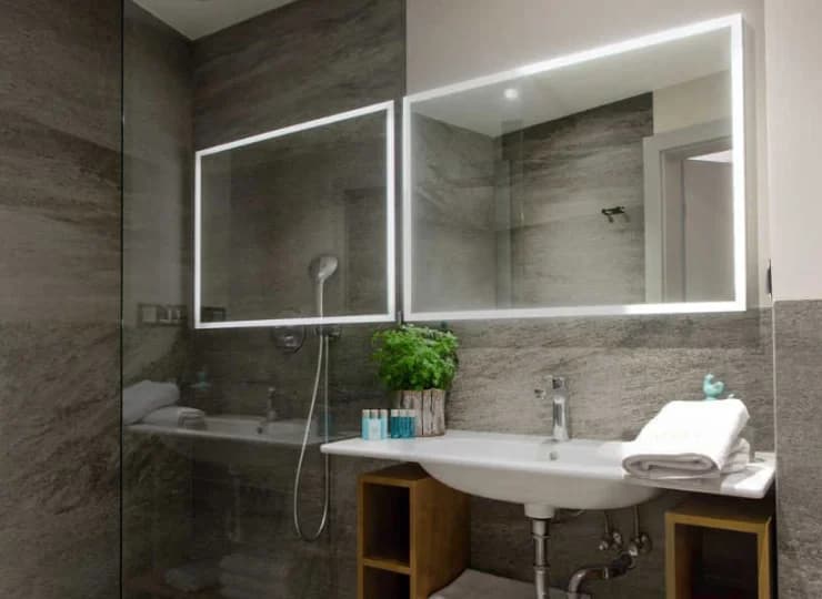 W apartamencie Deluxe znajduje się kabina prysznicowa