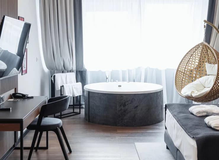 Apartament executive wyróżnia jacuzzi w pokoju