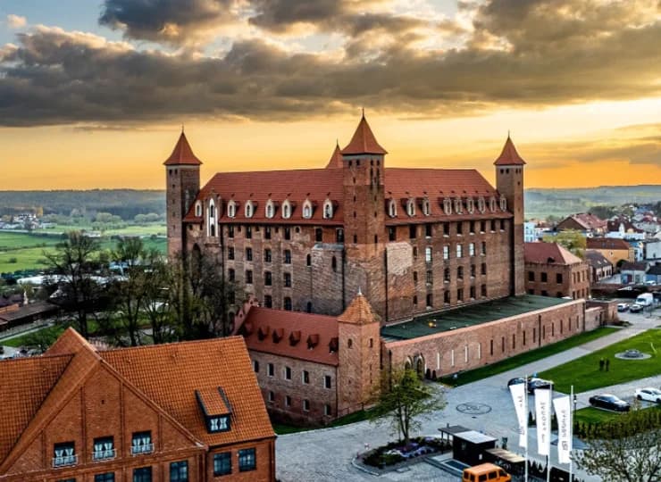 Zamek Gniew to potężna krzyżacka twierdza z luksusowym hotelem