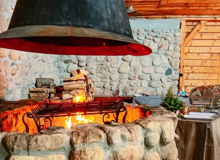 Na terenie kompleksu mieści się restauracja, drink bar i chata grillowa