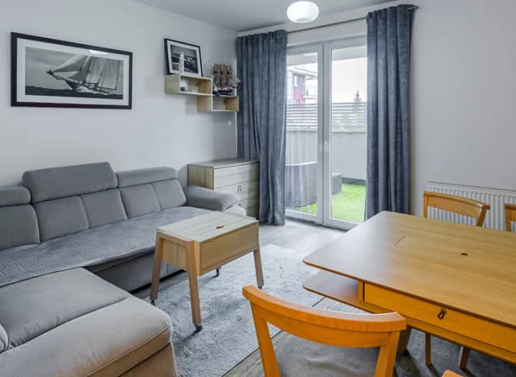 A do tego pokój dzienny z dużym narożnikiem i wyjściem na balkon/taras