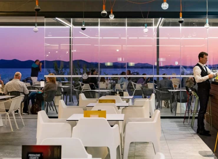 Na tarasie restauracji można podziwiać zachody słońca