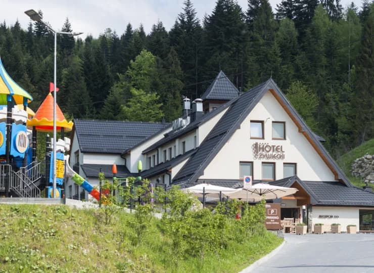 Hotel oferuje monitorowany parking