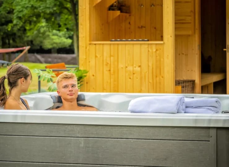 W ogrodzie urządzono także zewnętrzne jacuzzi