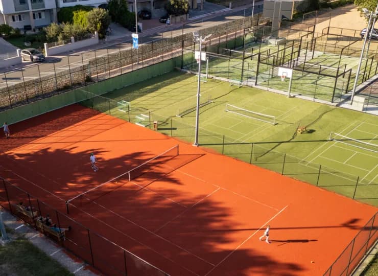 Obok kompleksu mieszczą się boiska sportowe
