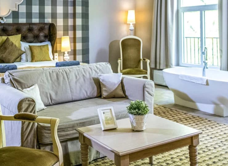 W pokoju Mini Suite 2+2 jest dodatkowo wewnętrzna wanna