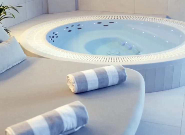 Po chwili aktywności warto zrelaksować się w jacuzzi dla ośmiu osób